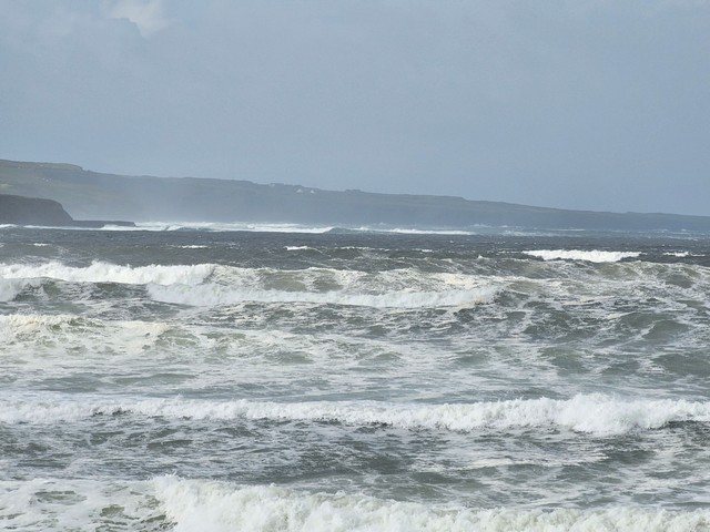 Massive swell along the reefs and can even see the face of the waves at Bartra